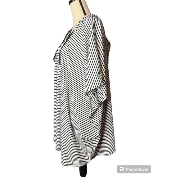 Hurley Nike Dri-Fit Kaftan Size M/L in Black and White Stripe with Hood - Picture 3 of 6